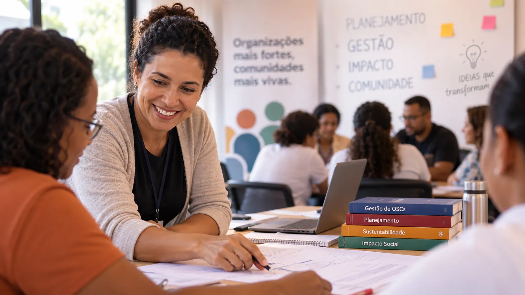 Aperto de mãos simbolizando parceria institucional